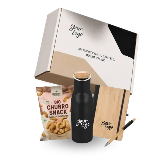 Geöffnete Geschenkbox mit personalisiertem Deckel, Trinkflasche, Notizbuch, Stift und Snack
