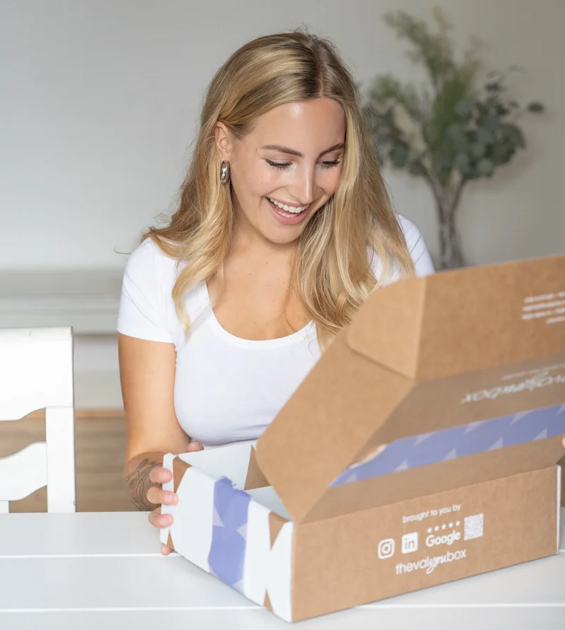 Eine Empfängerin öffnet eine Geschenkbox von thevalyoubox